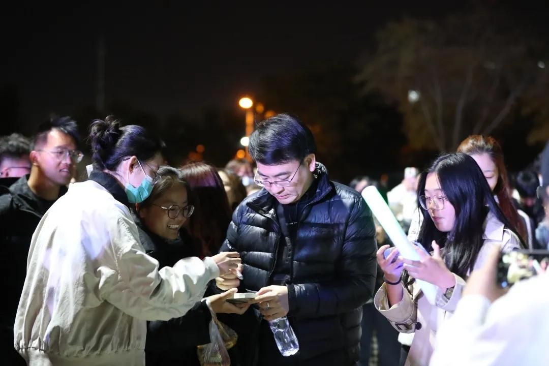 文都名師何凱文走進(jìn)礦大銀川學(xué)院 近萬名考生共享英語盛宴