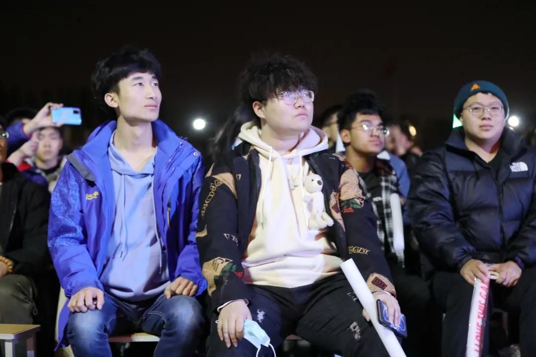 文都名師何凱文走進(jìn)礦大銀川學(xué)院 近萬名考生共享英語盛宴