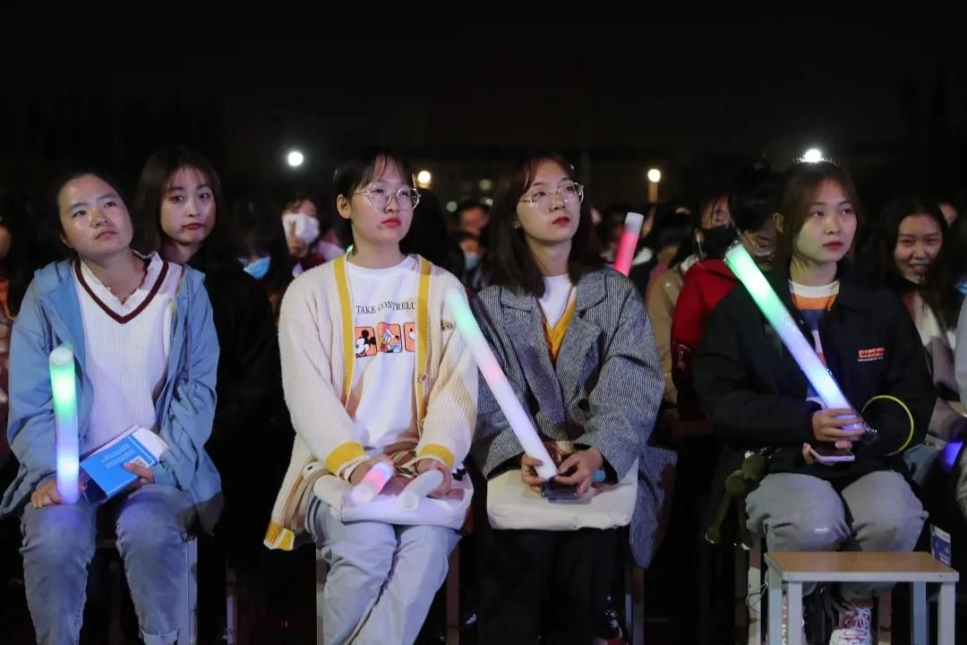 文都名師何凱文走進(jìn)礦大銀川學(xué)院 近萬名考生共享英語盛宴