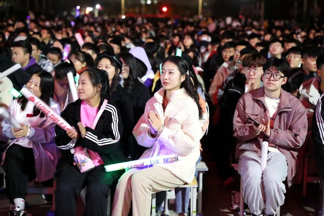 文都名師何凱文走進(jìn)礦大銀川學(xué)院 近萬名考生共享英語盛宴