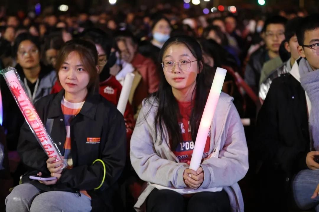 文都名師何凱文走進(jìn)礦大銀川學(xué)院 近萬名考生共享英語盛宴