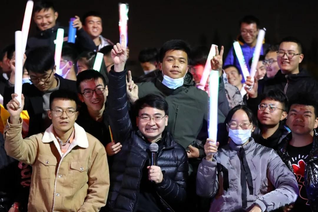 文都名師何凱文走進(jìn)礦大銀川學(xué)院 近萬名考生共享英語盛宴